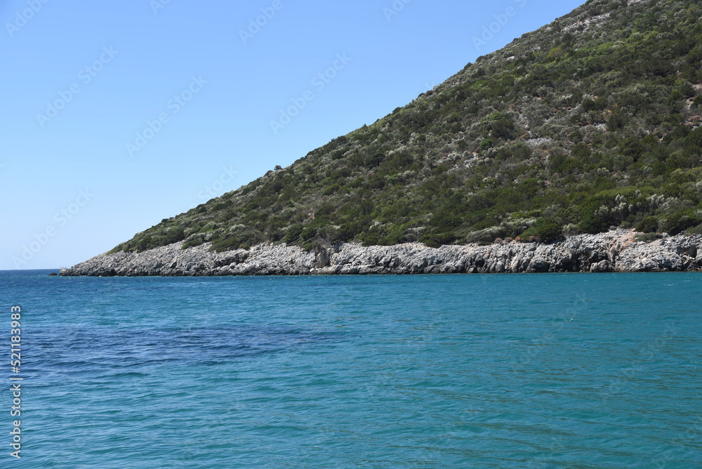 Auf einem Boot in der türkischen Ägäis mit Felsenküste