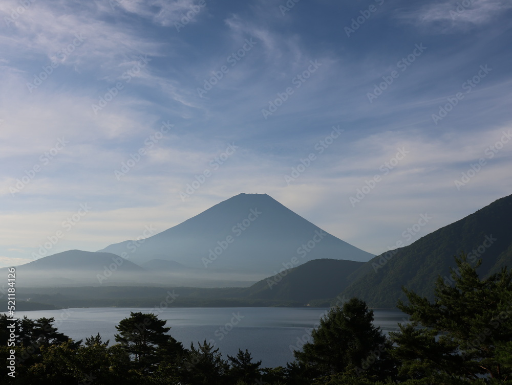 早朝の夏の富士山を本栖湖から撮影。