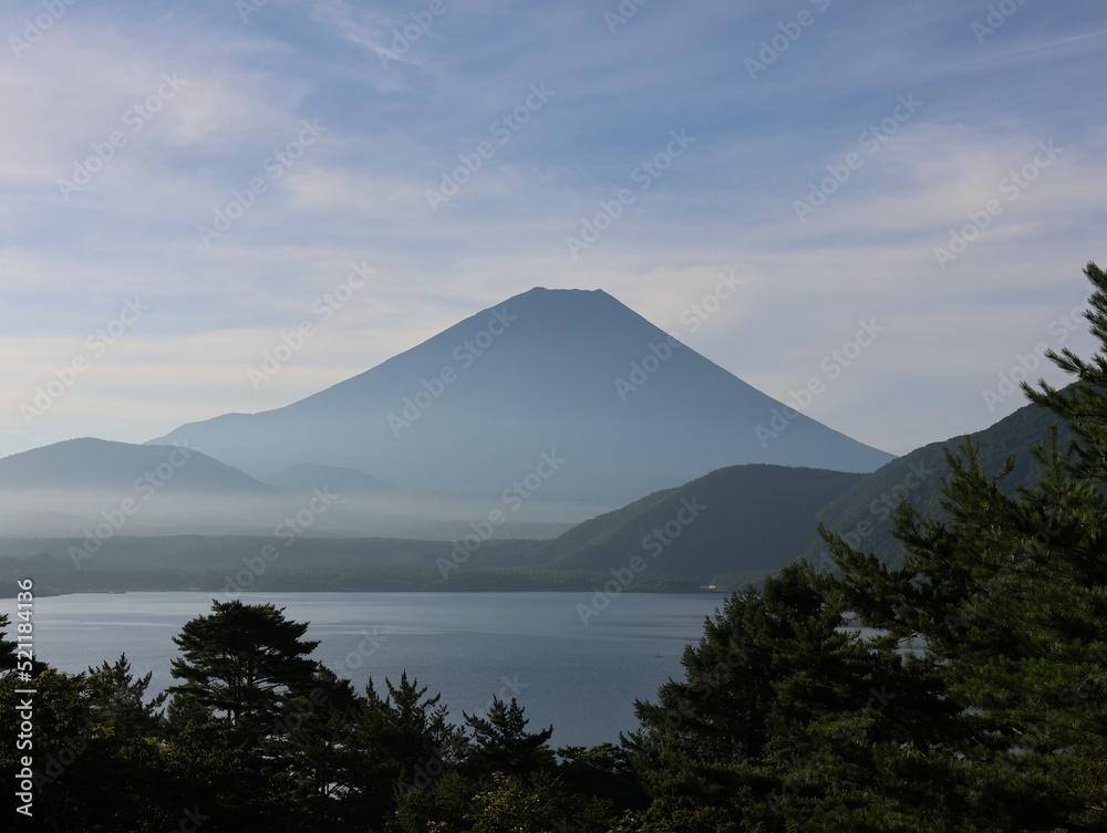早朝の夏の富士山を本栖湖から撮影。