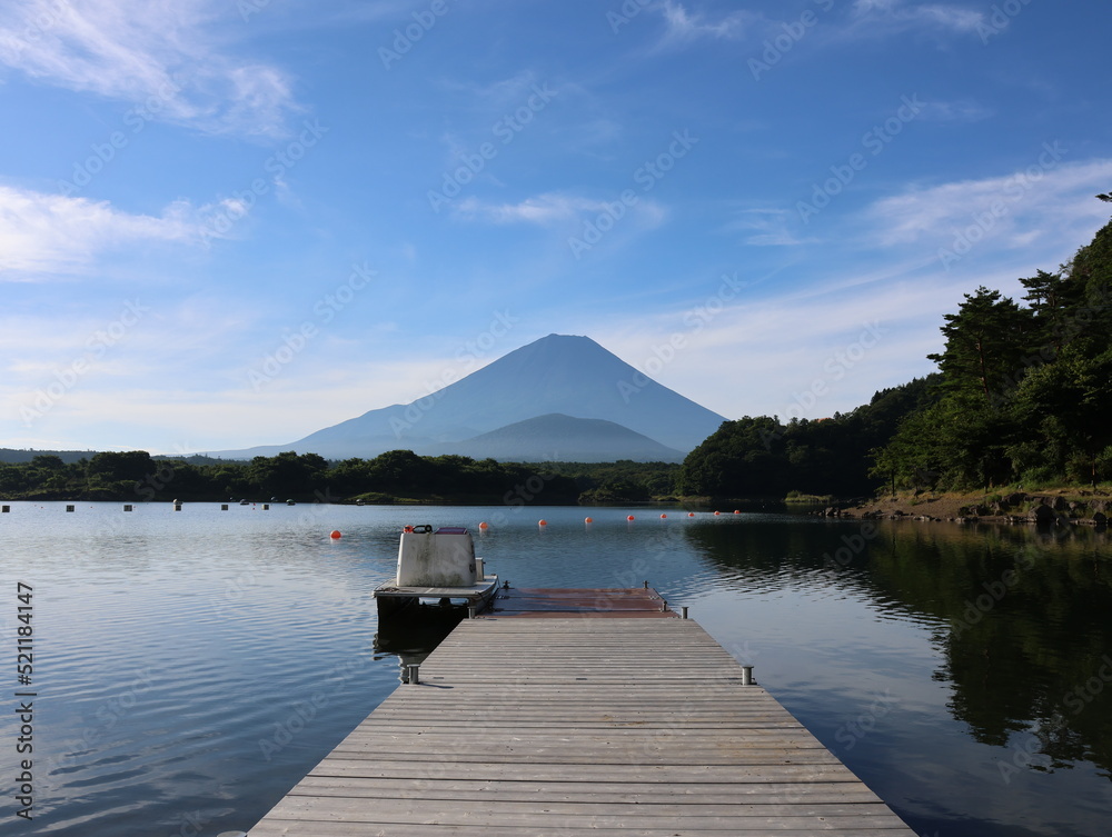 夏の富士山を精進湖から撮影