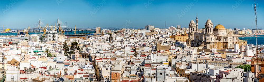 ciudad costera blanca  española e historica  de Cadiz