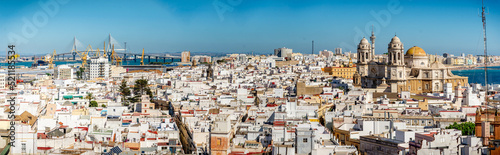 ciudad costera blanca  española e historica  de Cadiz © jjmillan