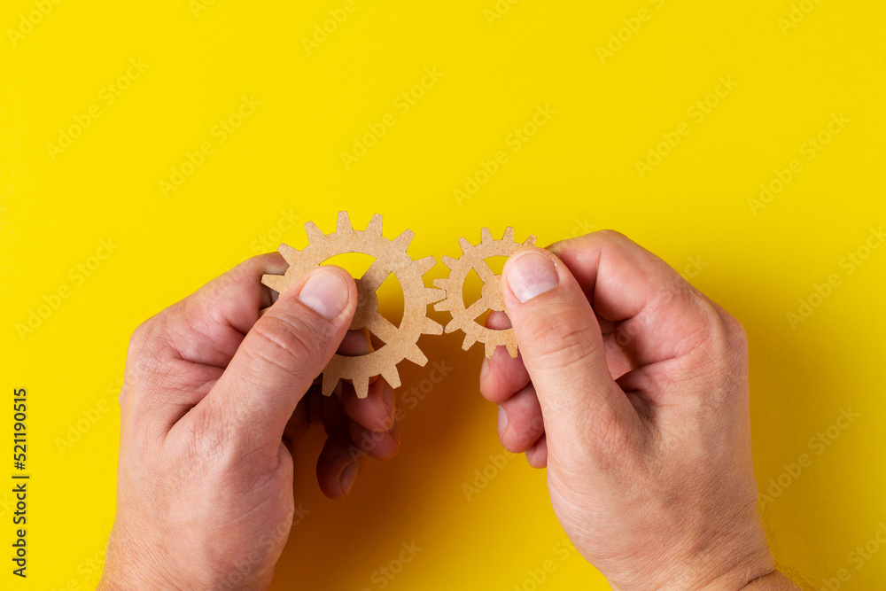 Φωτογραφία A person tries to assemble two different gears