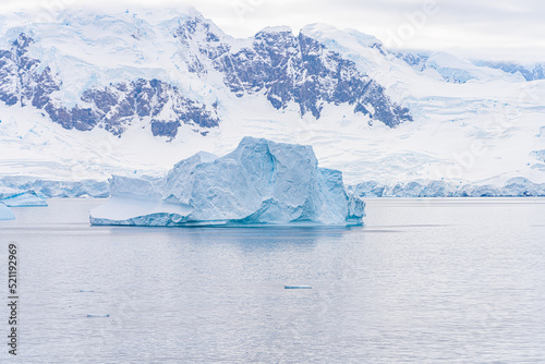 antarktische Eisberg Landschaft bei Portal Point welches am Zugang zu Charlotte Bay auf der Reclus Halbinsel, an der Westküste von Graham Land liegt. 
