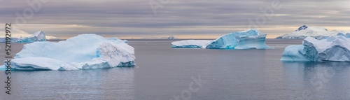 antarktische Eisberg Landschaft bei Portal Point welches am Zugang zu Charlotte Bay auf der Reclus Halbinsel, an der Westküste von Graham Land liegt. 