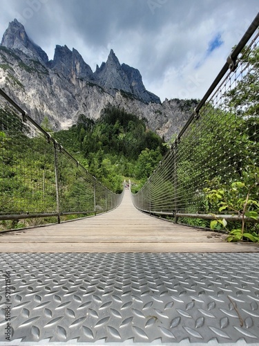 Hängebrücke über ein Tal in den Bergen photo