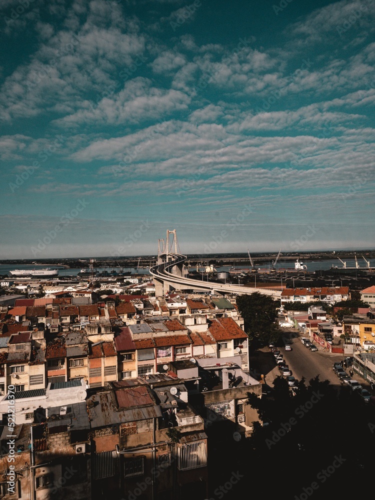 Φωτογραφία Vertical shot of the Maputo - Katembe suspension bridge crossing Maputo bay in s
