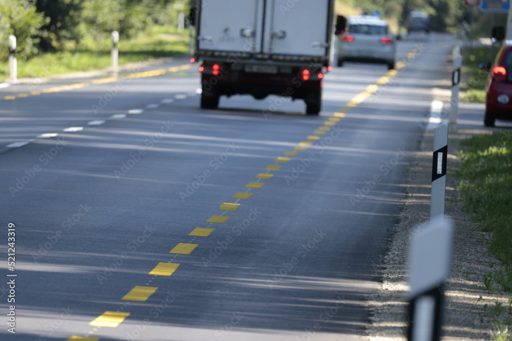 autoverkehr 3.5 tonnen hauptstrasse h1 bern schweiz mit leitpfosten und radstreifen oberönz autoverkehr 3.5 tonnen hauptstrasse h1 bern schweiz mit leitpfosten und radstreifen oberönz