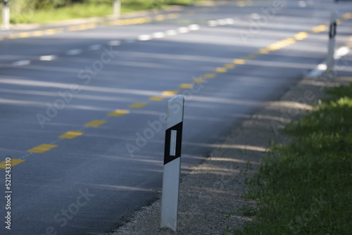 hauptstrasse h1 bern schweiz mit leitpfosten und radstreifen oberönz