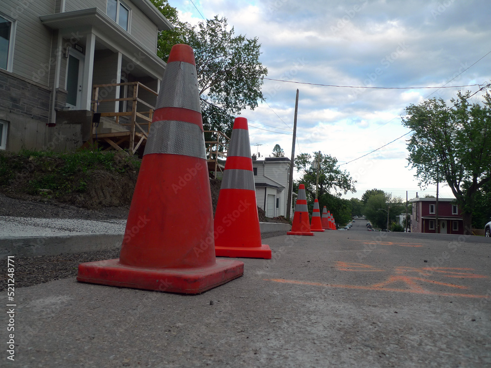 Naklejka premium réparation d'une rue avec des cônes 