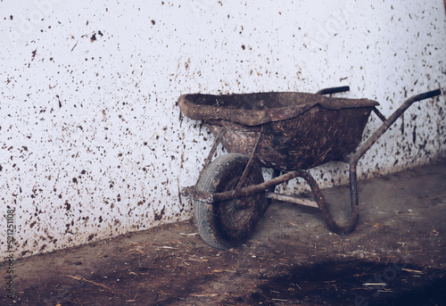 Fotobehang old rusty wheelbarrow