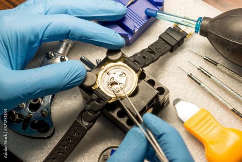 Obraz na płótnie Watchmaker replacing battery in quartz watch, Watch maintenance service. w salonie