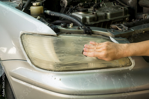 Obraz na płótnie Headlight Lens Polish with sandpaper, Car maintenance service. w salonie