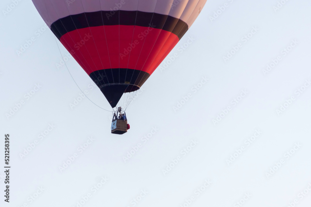Naklejka premium Detail of the lower part of a hot air balloon during a leisure flight