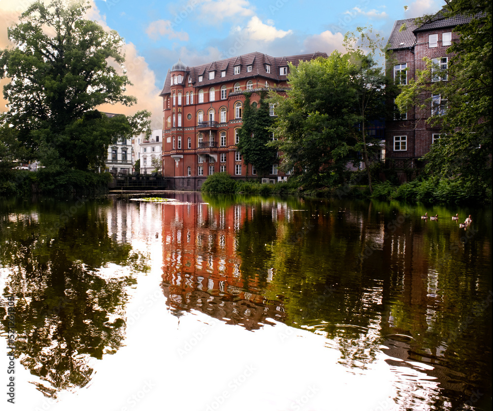 Gebäude am Wasser in Hamburg