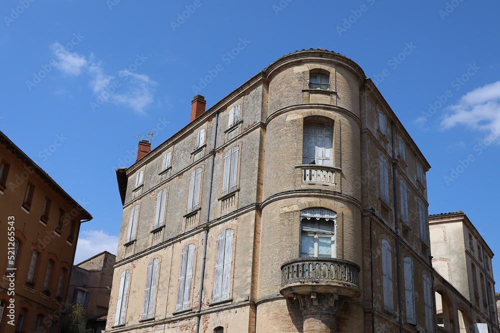 Immeuble typique, vue de l'extérieur, ville de Gaillac, département du Tarn, France
