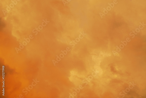 Foto picturesque, blurred background, dramatic orange sky with dark clouds, heat wave