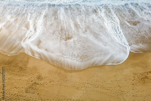 Vista aérea de drone sobre ondas do mar photo