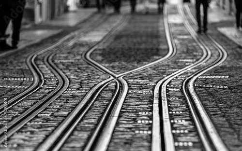 rua pavimentada com carris dos tradicionais transportes urbanos