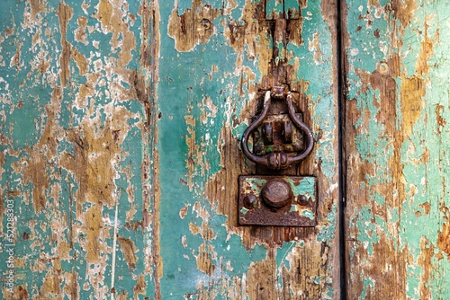 velha porta com as marcas do tempo e um típico puxador batente
