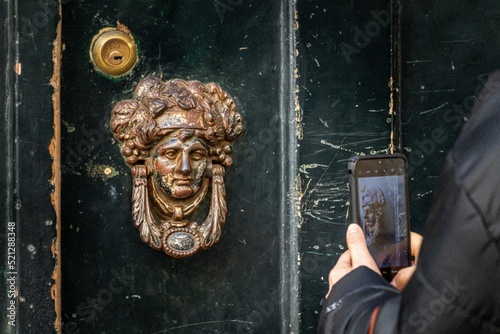 passeio fotográfico nas ruas da cidade, fotografia por telemóvel a puxador e batente de porta antiga.