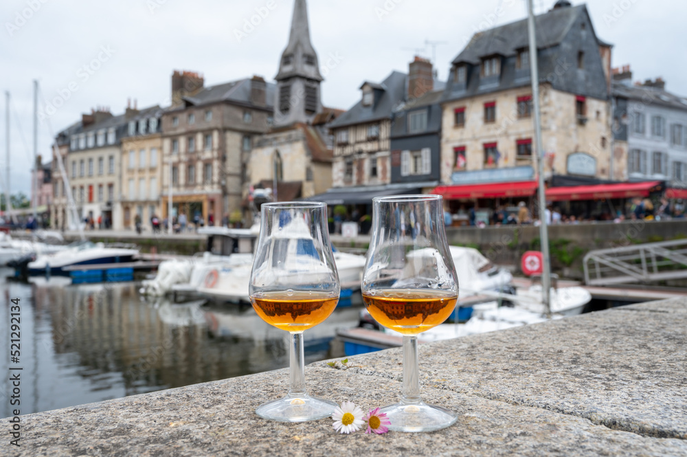 Φωτογραφία Tasting of apple calvados drink in old Honfleur harbour with boats and old house