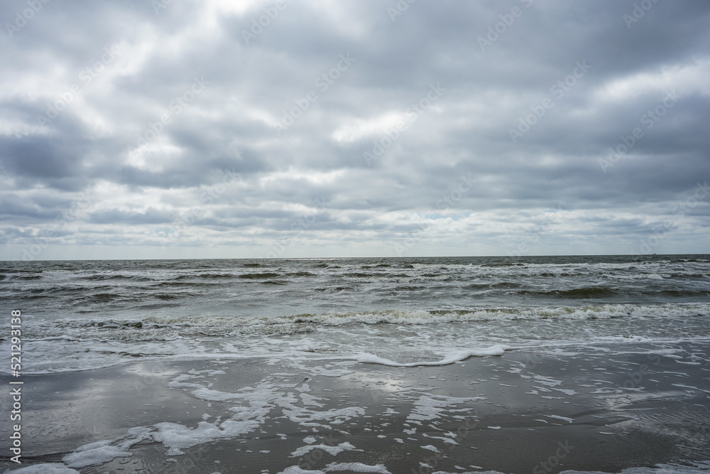 Fototapeta premium Bewölkter Himmel, windiger Tag am Strand auf Amrum, Nordsee