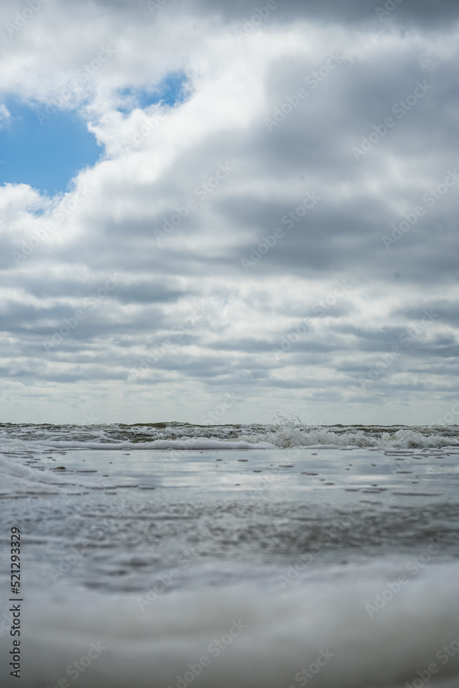 Bewölkter Himmel, windiger Tag am Strand auf Amrum, Nordsee