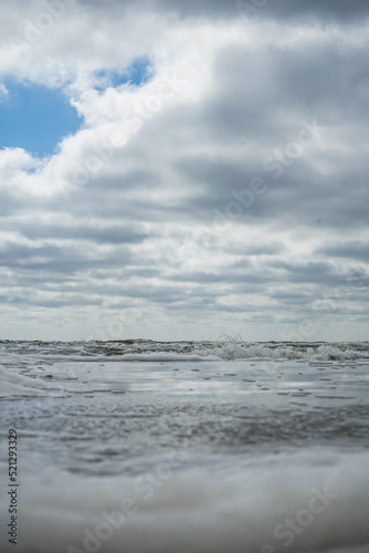 Bew  lkter Himmel  windiger Tag am Strand auf Amrum  Nordsee