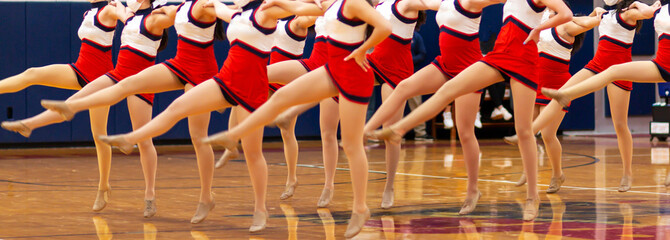 Acrylglasbilder Tanzschule Tanzgruppe der Highschool in Sporthalle  © coachwood