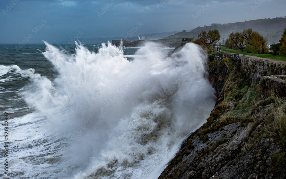 Galerna, olas, Paseo de San Pedro, Llanes Galerna, olas, Paseo de San Pedro, Llanes