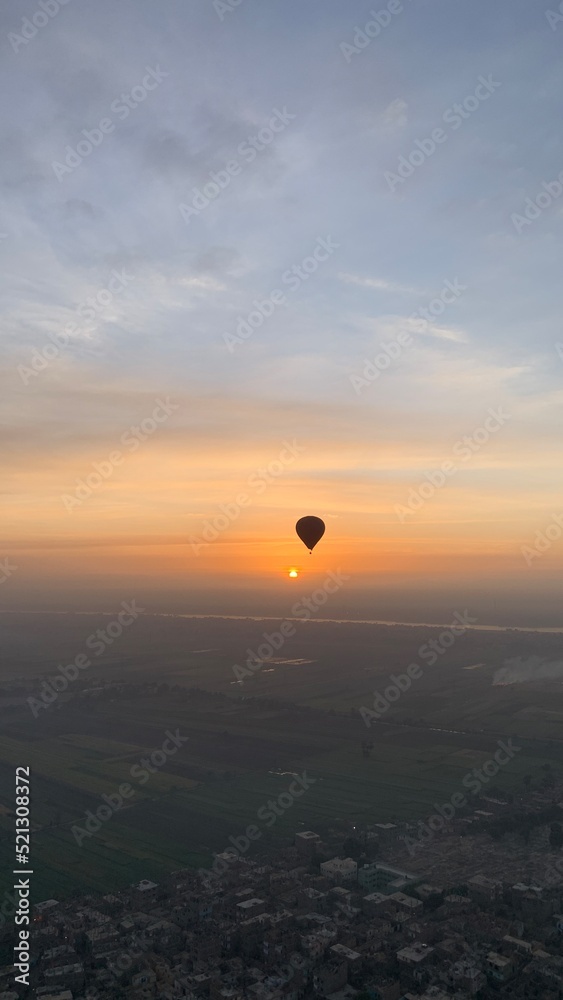Obraz premium Sunrise hot air balloon over Luxor