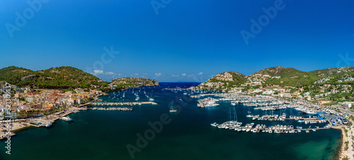 Port Andratx auf Mallorca aus der Luft, Panorama Ausblick über den Yachthafen aufs Mittelmeer, Landschaftsaufnahme mit der Drohne, Aerial landscape view to the port, mediterranean skyline