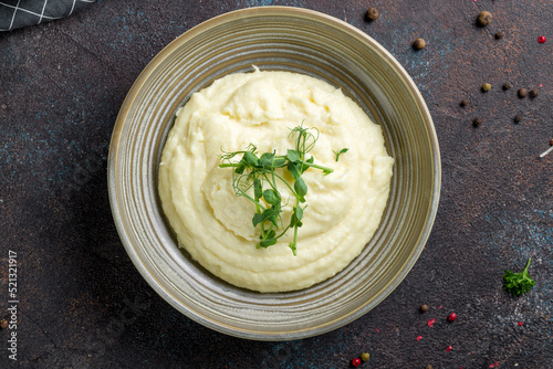 Foto mashed potatoes on bowl on dark stone table top view