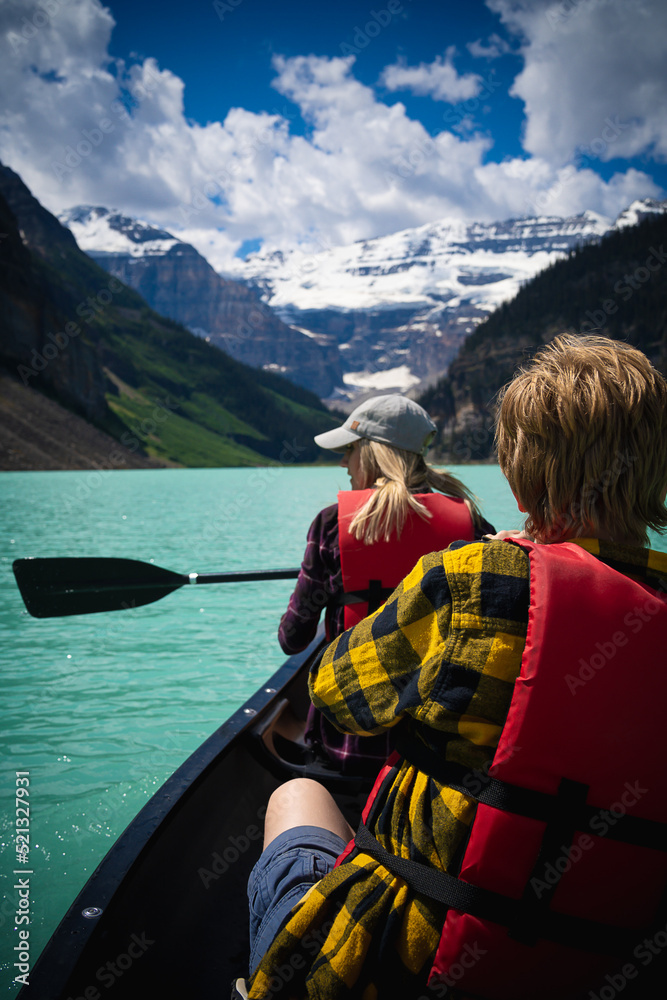 Fototapeta premium couple in the mountain lake louise banff canada