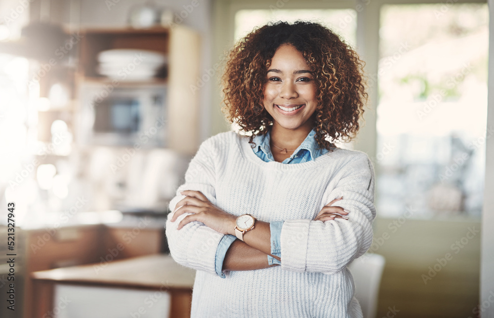 © Lyndon Stratford/peopleimages.com - Confident, happy and successful real estate agent standing with arms crossed after staging new property, house and home for sale. Portrait of smiling, proud or ambitious woman with afro ready to sell © Lyndon Stratford/peopleimages.com - Confident, happy and successful real estate agent standing with arms crossed after staging new property, house and home for sale. Portrait of smiling, proud or ambitious woman with afro ready to sell