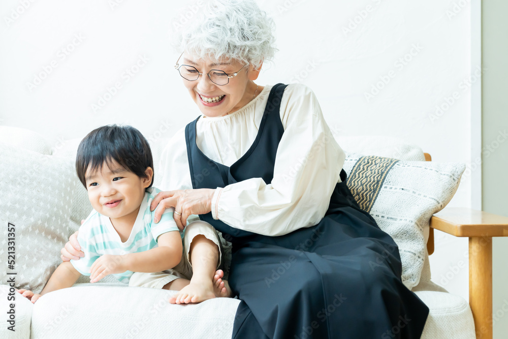 Fototapeta premium 子供と遊ぶシニア日本人女性