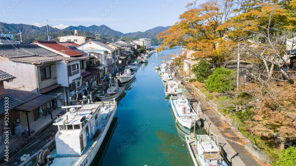 Obraz premium 京都府舞鶴市「吉原入江」日本のヴェネチア 水路に家々が隣接する情緒豊かな街並みの空撮。京都の観光PRや自治体紹介、ノスタルジックな風景を伝える広告に最適な高品質素材です。 | Aerial view of Yoshiwara Inlet, Maizuru, Kyoto.