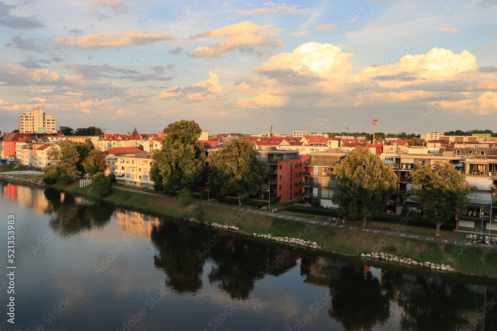Sommerabend an der Donau; Blick auf das Neu-Ulmer Donauufer