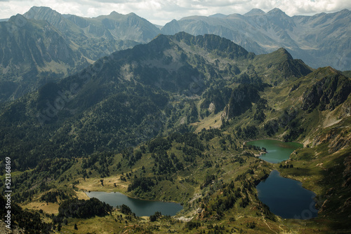 Lac Vert et Lac Bleu sous le pic du Tarbésou dans les Pyrénées ariègeoises © Boris V. 