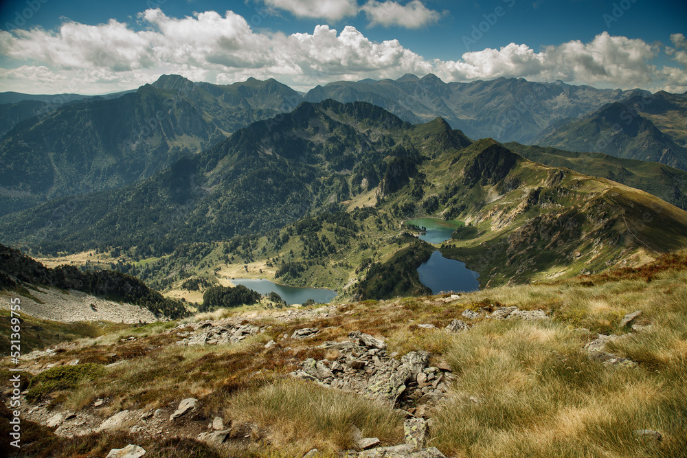 Lac Vert et Lac Bleu sous le pic du Tarbésou dans les Pyrénées ariègeoises
