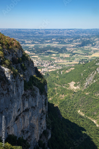 Falaise du site de Combe Laval dans le Vercors et vue sur la plaine de la Drôme vers Saint Jean en Royans