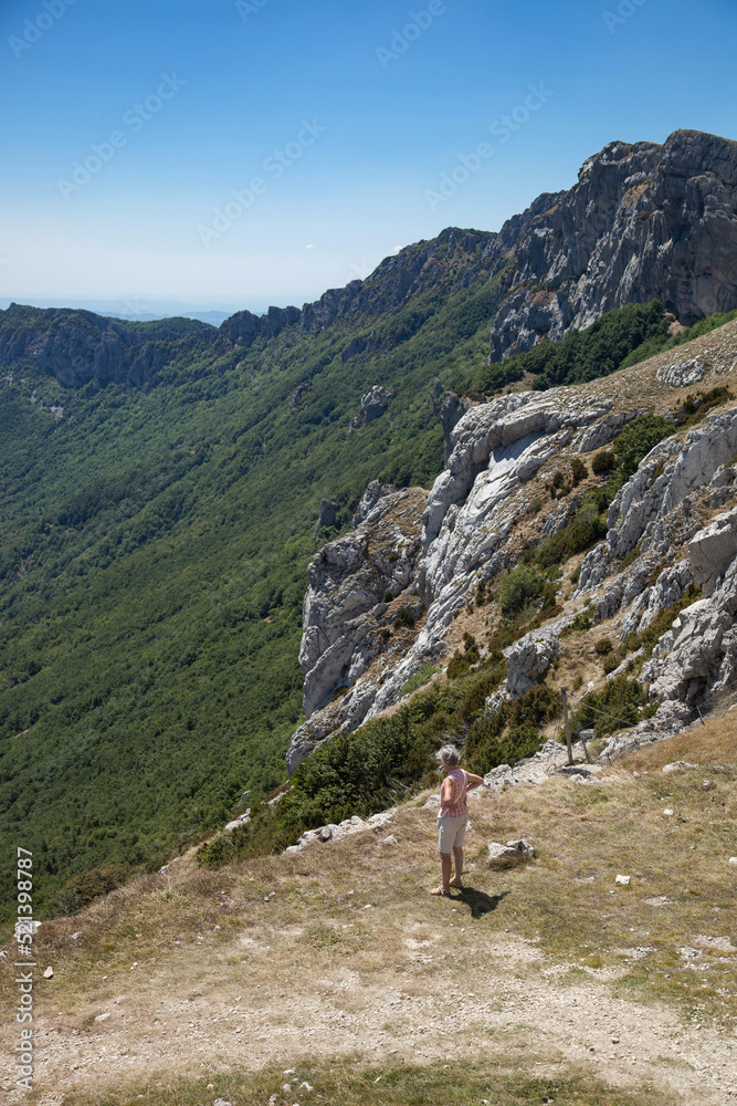 Femme contemplant le paysage du Vercors dans la Drôme