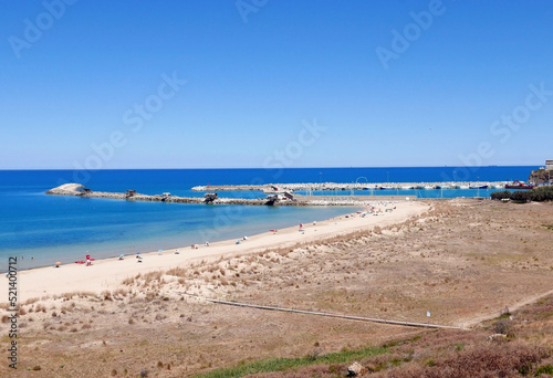 assolato e scenico panorama della riserva naturale di Punta Aderci in Abruzzo in estate