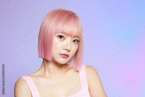 髪の毛がピンク色の若い女性のビューティーポートレート