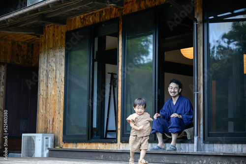 夏の親子　帰省　見守る
