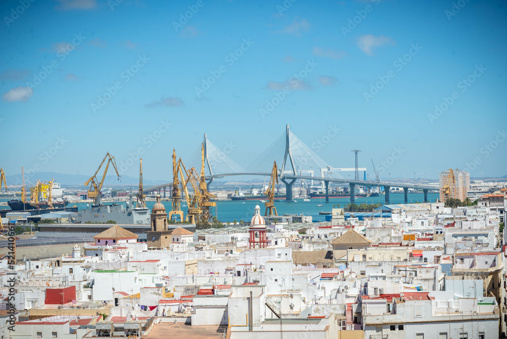 ciudad costera blanca  española e historica  de Cadiz