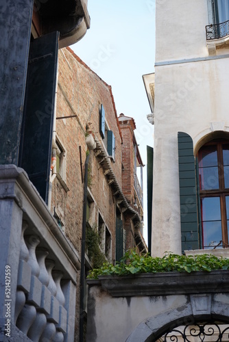 Fototapeta Naklejka Na Ścianę i Meble -  Venice Building old architecture streets italy lamp san marco important buildings Church small allies window gate arch 