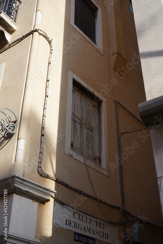 Fototapeta Naklejka Na Ścianę i Meble -  Venice Building old architecture streets italy lamp san marco important buildings Church small allies window gate arch 