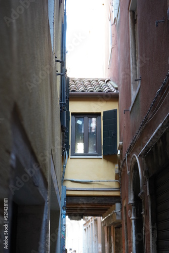Fototapeta Naklejka Na Ścianę i Meble -  Venice Building old architecture streets italy lamp san marco important buildings Church small allies window gate arch 